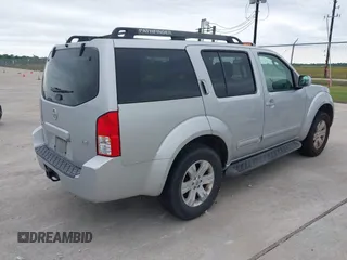2006 Nissan Pathfinder SE z VIN 5N1AR18UX6C615746, wystawiony jako IAAI lot #42200595 z przebiegiem 186 998 mil mil oraz . Historia ofert i sprzedaży dostępna na DreamBid. Obrazek 4.