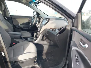 2017 Hyundai Santa Fe 2.4L z VIN 5XYZU3LB5HG425830, wystawiony jako IAAI lot #41428863 z przebiegiem 76 366 mil mil oraz . Historia ofert i sprzedaży dostępna na DreamBid. Obrazek 5.
