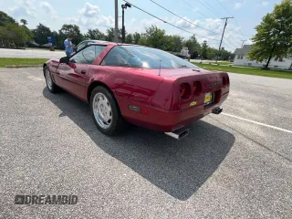 1993 Chevrolet Corvette z VIN 1G1YY23PXP5104890, wystawiony jako Copart lot #82262124 z przebiegiem 82 698 mil mil oraz Czysty tytuł • Clean title. Historia ofert i sprzedaży dostępna na DreamBid. Obrazek 3.