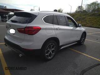 2016 BMW X1 xDrive28i z VIN WBXHT3C3XGP880243, wystawiony jako Copart lot #58436475 z przebiegiem 56 396 mil mil oraz Tytuł czysty. Historia ofert i sprzedaży dostępna na DreamBid. Obrazek 4.