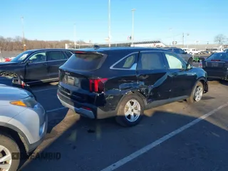 2024 Kia Sorento LX z VIN 5XYRG4JC5RG274627, wystawiony jako IAAI lot #41646967 z przebiegiem 23 440 mil mil oraz . Historia ofert i sprzedaży dostępna na DreamBid. Obrazek 4.