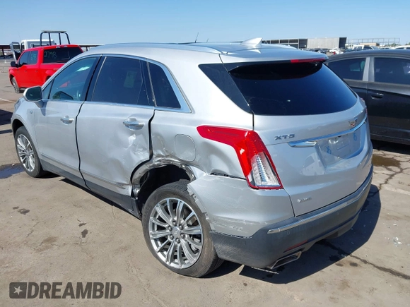 2017 Cadillac XT5 Luxury AWD z VIN 1GYKNDRS1HZ293429, wystawiony jako IAAI lot #42453704 z przebiegiem 92 347 mil mil oraz . Historia ofert i sprzedaży dostępna na DreamBid. Obrazek 3.