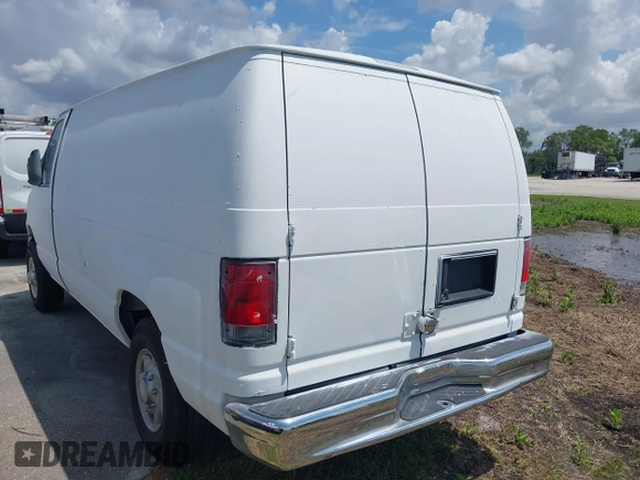 2013 Ford Econoline Cargo Commercial z VIN 1FTNE2EW8DDB01110, wystawiony jako IAAI lot #42290270 z przebiegiem 241 988 mil mil oraz . Historia ofert i sprzedaży dostępna na DreamBid. Obrazek 3.