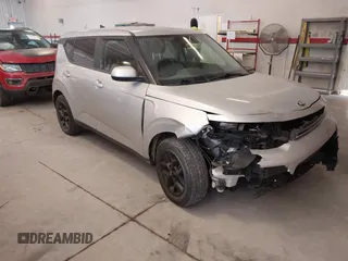 2020 Kia Soul S with VIN KNDJ23AU5L7016093, listed as a IAAI auction lot 41398818 with 113,819 mi miles. Bid and sale history available at carsss.com. Image 1.