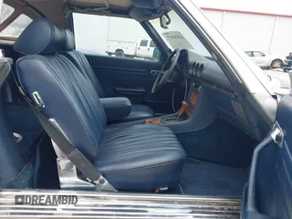 1984 Mercedes-Benz 380 SL z VIN WDBBA45A5EA014183, wystawiony jako IAAI lot #42456937 z przebiegiem 93 667 mil mil oraz . Historia ofert i sprzedaży dostępna na DreamBid. Obrazek 5.