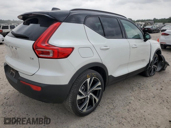 2022 Volvo XC40 R-Design z VIN YV4AC2HM9N2657130, wystawiony jako Copart lot #47513503 z przebiegiem 11 558 mil mil oraz . Historia ofert i sprzedaży dostępna na DreamBid. Obrazek 3.