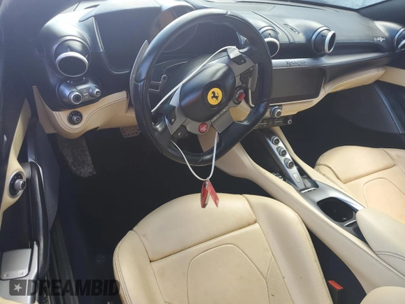 2019 Ferrari Portofino z VIN ZFF89FPAXK0242549, wystawiony jako Copart lot #74454234 z przebiegiem Nie podano mil oraz Nie do naprawy. Historia ofert i sprzedaży dostępna na DreamBid. Obrazek 8.