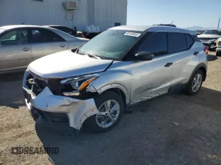 2020 Nissan Kicks S z VIN 3N1CP5BV9LL574587, wystawiony jako Copart lot #56160955 z przebiegiem 59 199 mil mil oraz Szkody całkowita. Historia ofert i sprzedaży dostępna na DreamBid. Obrazek 1.
