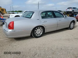 2009 Lincoln Town Car Signature Limited z VIN 2LNHM82V99X635551, wystawiony jako Copart lot #54103565 z przebiegiem 138 836 mil mil oraz Czysty tytuł • Clean title. Historia ofert i sprzedaży dostępna na DreamBid. Obrazek 3.
