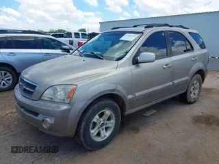 2004 Kia Sorento LX z VIN KNDJD733445286113, wystawiony jako IAAI lot #42365539 z przebiegiem 179 013 mil mil oraz . Historia ofert i sprzedaży dostępna na DreamBid. Obrazek 2.