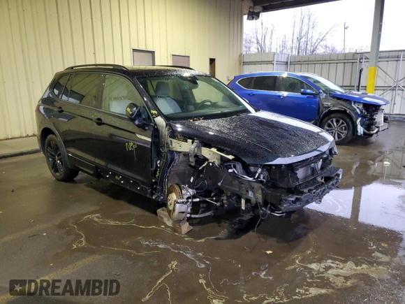 2022 Volkswagen Tiguan SE R-Line Black with VIN 3VV8B7AX1NM155177, listed as a Copart auction lot 83462284 with 9,905 mi miles and Salvage Title. Bid and sale history available at DreamBid. Image 4.
