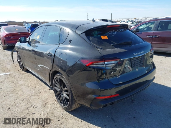 2022 Maserati Levante Modena S z VIN ZN661ZUM0NX400467, wystawiony jako IAAI lot #41294140 z przebiegiem 93 148 mil mil oraz . Historia ofert i sprzedaży dostępna na DreamBid. Obrazek 3.