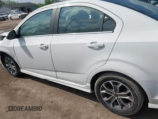 2019 Chevrolet Sonic LT z VIN 1G1JD5SB1K4148053, wystawiony jako IAAI lot #42264914 z przebiegiem 31 333 mil mil oraz . Historia ofert i sprzedaży dostępna na DreamBid. Obrazek 14.