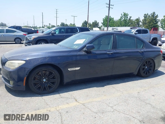 2010 BMW 7 Series 750Li z VIN WBAKB8C50ACY63208, wystawiony jako IAAI lot #42606209 z przebiegiem 120 802 mil mil oraz . Historia ofert i sprzedaży dostępna na DreamBid. Obrazek 2.