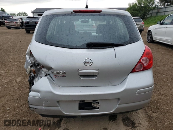 2011 Nissan Versa S z VIN 3N1BC1CP6BL402628, wystawiony jako Copart lot #60285555 z przebiegiem 109 562 mil mil oraz Czysty tytuł • Clean title. Historia ofert i sprzedaży dostępna na DreamBid. Obrazek 6.