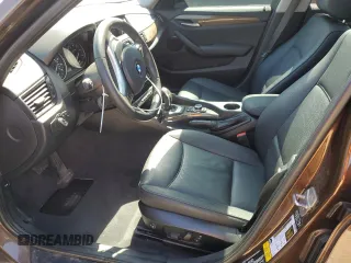 2014 BMW X1 sDrive28i z VIN WBAVM1C57EVW53696, wystawiony jako Copart lot #53142255 z przebiegiem 86 581 mil mil oraz Czysty tytuł • Clean title. Historia ofert i sprzedaży dostępna na DreamBid. Obrazek 7.