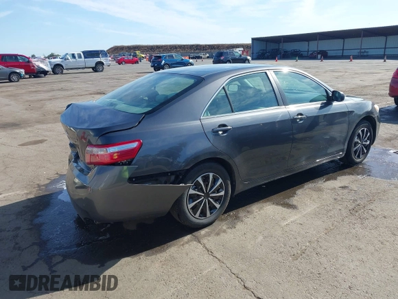 2008 Toyota Camry LE z VIN 4T4BE46K78R040785, wystawiony jako IAAI lot #42338481 z przebiegiem 90 926 mil mil oraz . Historia ofert i sprzedaży dostępna na DreamBid. Obrazek 4.