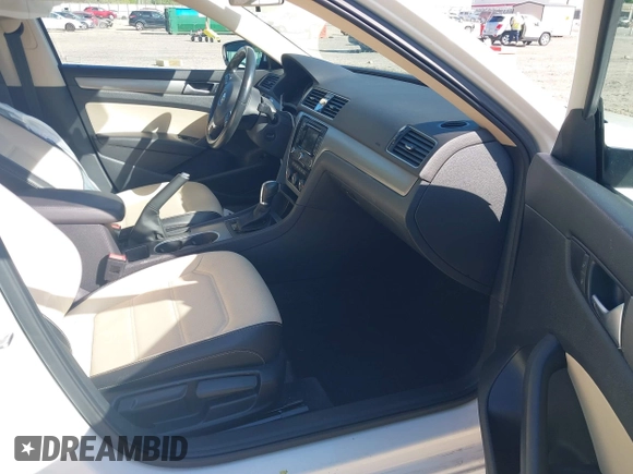 2015 Volkswagen Passat SE с VIN 1VWBV7A33FC060015, выставлен на аукционе IAAI как лот 42039292 с пробегом 52 110 миль миль и . История ставок и продаж доступна на DreamBid. Изображение 5.