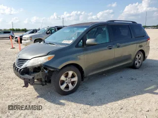 2013 Toyota Sienna LE AAS z VIN 5TDKK3DC1DS314218, wystawiony jako Copart lot #59157315 z przebiegiem Nie podano mil oraz Czysty tytuł • Clean title. Historia ofert i sprzedaży dostępna na DreamBid. Obrazek 1.