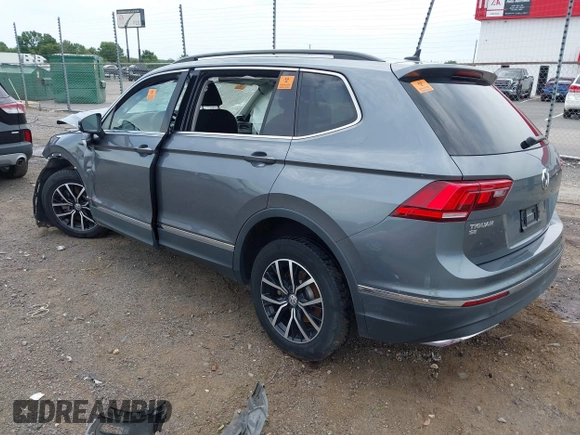 2021 Volkswagen Tiguan SE z VIN 3VV3B7AX8MM159316, wystawiony jako IAAI lot #42525546 z przebiegiem 70 141 mil mil oraz . Historia ofert i sprzedaży dostępna na DreamBid. Obrazek 3.