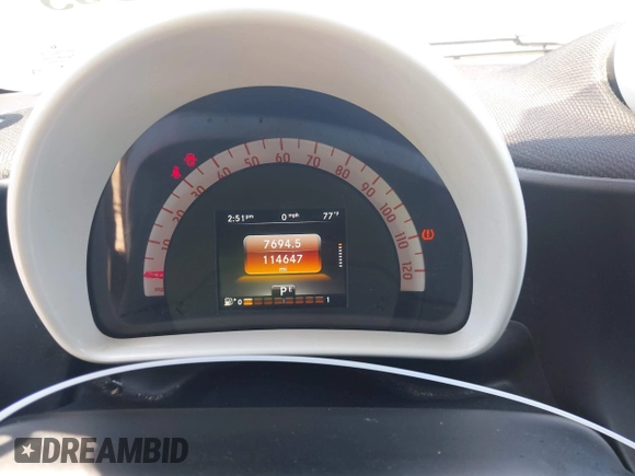 2016 Smart fortwo Passion z VIN WMEFJ5DA6GK078340, wystawiony jako IAAI lot #42140363 z przebiegiem 114 647 mil mil oraz . Historia ofert i sprzedaży dostępna na DreamBid. Obrazek 7.