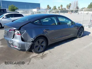 2023 Tesla Model 3 z VIN 5YJ3E1EA1PF681030, wystawiony jako IAAI lot #41545960 z przebiegiem 19 590 mil mil oraz . Historia ofert i sprzedaży dostępna na DreamBid. Obrazek 4.