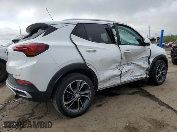 2021 Buick Encore GX Select z VIN KL4MMDSL4MB113927, wystawiony jako Copart lot #56138395 z przebiegiem 39 208 mil mil oraz Nie do naprawy • Non repairable. Historia ofert i sprzedaży dostępna na DreamBid. Obrazek 3.
