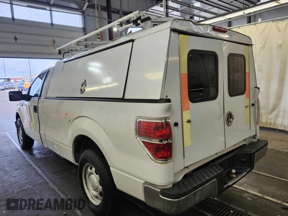 2013 Ford F-150 XL z VIN 1FTMF1CM4DKE18754, wystawiony jako IAAI lot #42844298 z przebiegiem 71 624 mil mil oraz . Historia ofert i sprzedaży dostępna na DreamBid. Obrazek 28.
