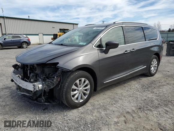 2018 Chrysler Pacifica Touring L z VIN 2C4RC1BG9JR143020, wystawiony jako Copart lot #49323205 z przebiegiem 126 389 mil mil oraz Szkody całkowita. Historia ofert i sprzedaży dostępna na DreamBid. Obrazek 1.