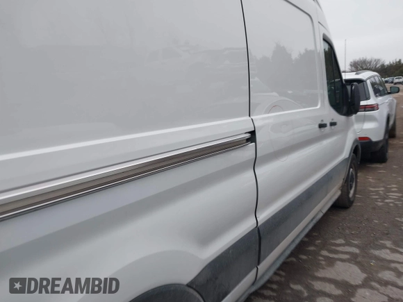 2022 Ford Transit Cargo z VIN 1FTBR1X84NKA82407, wystawiony jako IAAI lot #41503201 z przebiegiem 53 194 mil mil oraz . Historia ofert i sprzedaży dostępna na DreamBid. Obrazek 17.