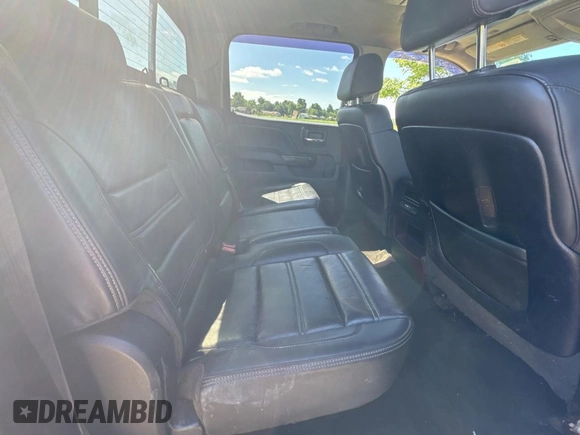 2015 GMC Sierra 2500HD Denali z VIN 1GT120E88FF102231, wystawiony jako Copart lot #60239065 z przebiegiem 305 655 mil mil oraz Czysty tytuł • Clean title. Historia ofert i sprzedaży dostępna na DreamBid. Obrazek 6.