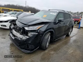 2022 Toyota Highlander Platinum z VIN 5TDFZRBH8NS247942, wystawiony jako Copart lot #42682795 z przebiegiem Nie podano mil oraz Szkoda całkowita • Salvage title. Historia ofert i sprzedaży dostępna na DreamBid. Obrazek 1.