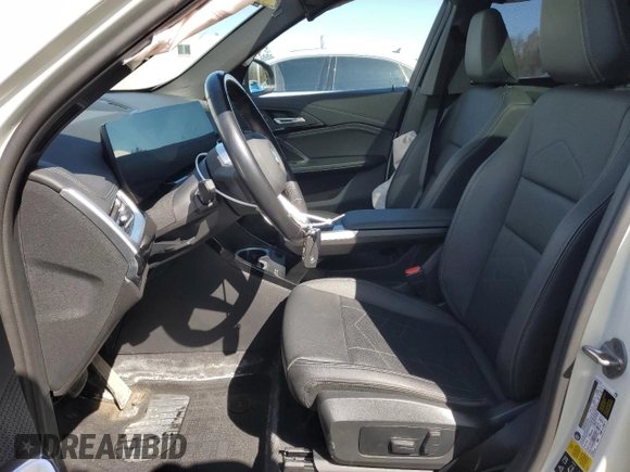2023 BMW X1 xDrive28i z VIN WBX73EF08P5W93989, wystawiony jako Copart lot #51794235 z przebiegiem 43 271 mil mil oraz Czysty tytuł • Clean title. Historia ofert i sprzedaży dostępna na DreamBid. Obrazek 7.