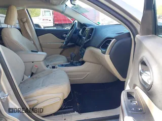 2019 Jeep Cherokee Latitude z VIN 1C4PJMCB2KD194252, wystawiony jako IAAI lot #42159369 z przebiegiem 110 653 mil mil oraz . Historia ofert i sprzedaży dostępna na DreamBid. Obrazek 5.