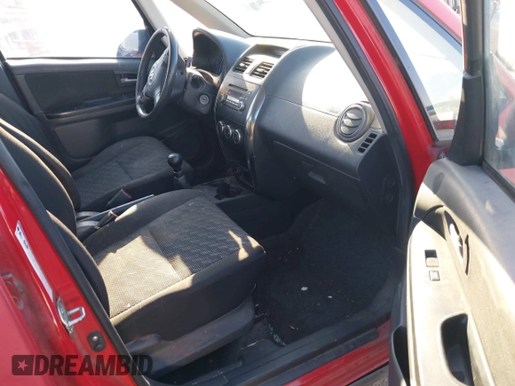 2008 Suzuki SX4 Regional Edition z VIN JS2YA413585103516, wystawiony jako IAAI lot #41858485 z przebiegiem 164 337 mil mil oraz . Historia ofert i sprzedaży dostępna na DreamBid. Obrazek 5.