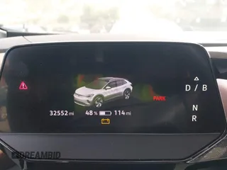 2023 Volkswagen ID.4 Pro z VIN 1V2DNPE8XPC019169, wystawiony jako IAAI lot #41313501 z przebiegiem 32 552 mil mil oraz . Historia ofert i sprzedaży dostępna na DreamBid. Obrazek 7.