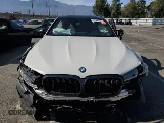2021 BMW M5 z VIN WBS83CH00MCF66384, wystawiony jako Copart lot #55324995 z przebiegiem Nie podano mil oraz Szkody całkowita. Historia ofert i sprzedaży dostępna na DreamBid. Obrazek 5.