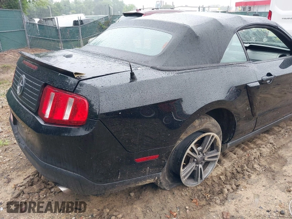 2011 Ford Mustang V6 z VIN 1ZVBP8EM7B5139351, wystawiony jako IAAI lot #42471805 z przebiegiem 80 513 mil mil oraz . Historia ofert i sprzedaży dostępna na DreamBid. Obrazek 19.