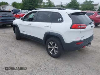 2014 Jeep Cherokee Trailhawk z VIN 1C4PJMBS4EW210719, wystawiony jako IAAI lot #42461733 z przebiegiem 134 096 mil mil oraz . Historia ofert i sprzedaży dostępna na DreamBid. Obrazek 3.