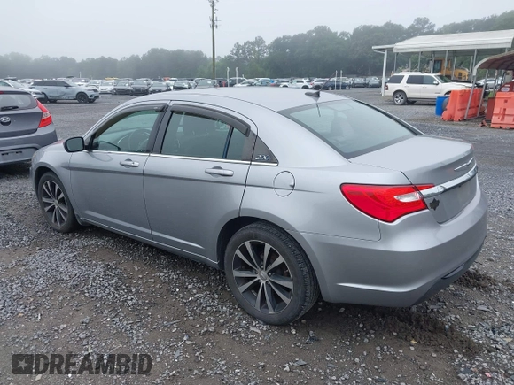 2013 Chrysler 200 Touring z VIN 1C3CCBBG7DN715834, wystawiony jako IAAI lot #42375780 z przebiegiem 157 484 mil mil oraz . Historia ofert i sprzedaży dostępna na DreamBid. Obrazek 3.