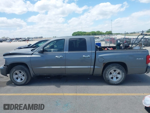 2010 Dodge Dakota Bighorn/Lonestar z VIN 1D7CW3GK4AS264452, wystawiony jako IAAI lot #42281697 z przebiegiem 106 599 mil mil oraz . Historia ofert i sprzedaży dostępna na DreamBid. Obrazek 14.