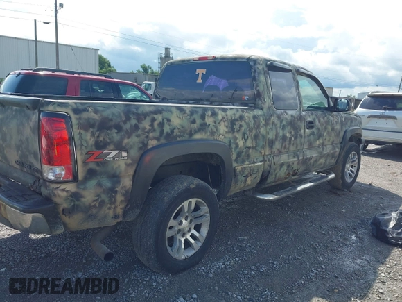 2005 Chevrolet Silverado 1500 Work Truck z VIN 1GCEK19V15Z101751, wystawiony jako IAAI lot #42387202 z przebiegiem 332 808 mil mil oraz . Historia ofert i sprzedaży dostępna na DreamBid. Obrazek 4.