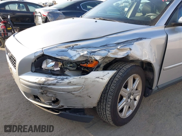 2006 Volvo S40 2.4L with VIN YV1MS382262208357, listed as a IAAI auction lot 41562014 with 104,468 mi miles. Bid and sale history available at carsss.com. Image 12.