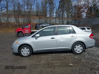 2008 Nissan Versa S z VIN 3N1BC11E78L371643, wystawiony jako IAAI lot #41698980 z przebiegiem 82 127 mil mil oraz . Historia ofert i sprzedaży dostępna na DreamBid. Obrazek 6.