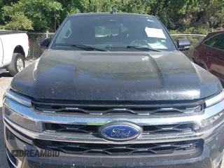2023 Ford Expedition Limited z VIN 1FMJU1K8XPEA59096, wystawiony jako IAAI lot #42552665 z przebiegiem 59 097 mil mil oraz . Historia ofert i sprzedaży dostępna na DreamBid. Obrazek 13.