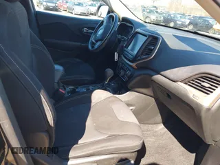 2015 Jeep Cherokee Latitude z VIN 1C4PJMCS2FW620113, wystawiony jako IAAI lot #41865228 z przebiegiem 186 983 mil mil oraz . Historia ofert i sprzedaży dostępna na DreamBid. Obrazek 5.