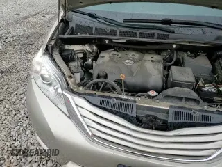 2017 Toyota Sienna LE Auto Access Seat z VIN 5TDKZ3DC1HS795802, wystawiony jako Copart lot #59602705 z przebiegiem 131 980 mil mil oraz Szkoda całkowita • Salvage title. Historia ofert i sprzedaży dostępna na DreamBid. Obrazek 14.