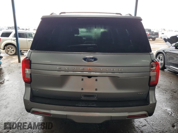 2024 Ford Expedition Max XLT z VIN 1FMJK1J81REA33335, wystawiony jako Copart lot #47927915 z przebiegiem 17 743 mil mil oraz Szkoda całkowita • Salvage title. Historia ofert i sprzedaży dostępna na DreamBid. Obrazek 6.