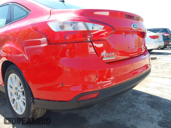 2012 Ford Focus SE z VIN 1FAHP3F23CL333598, wystawiony jako IAAI lot #41970172 z przebiegiem 209 969 mil mil oraz . Historia ofert i sprzedaży dostępna na DreamBid. Obrazek 18.