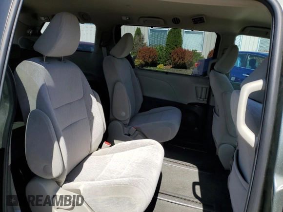 2020 Toyota Sienna LE z VIN 5TDJZ3DC3LS240743, wystawiony jako Copart lot #52117865 z przebiegiem 93 047 mil mil oraz Szkoda całkowita • Salvage title. Historia ofert i sprzedaży dostępna na DreamBid. Obrazek 11.